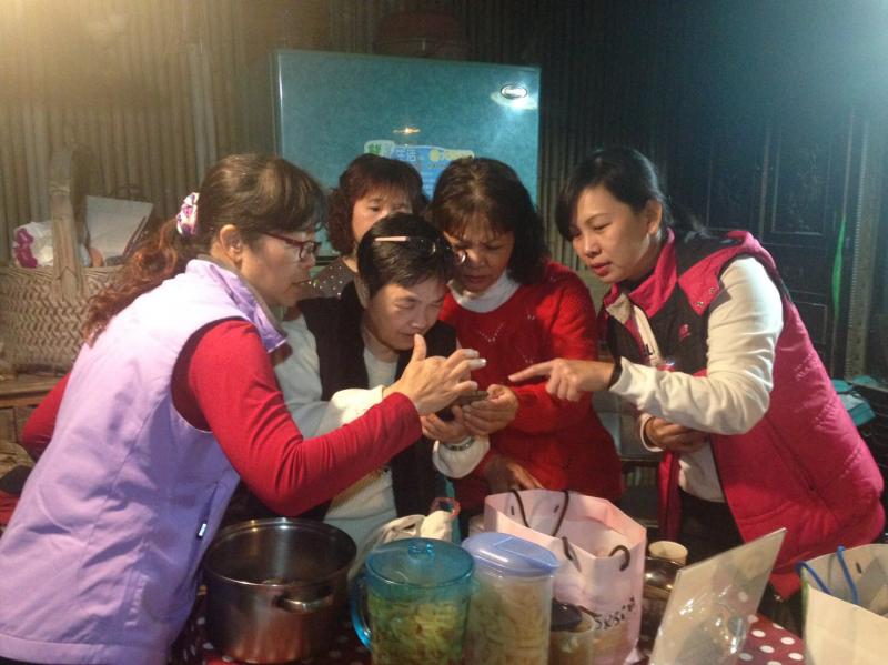 指導現場民眾至DOC FB粉絲頁 按讚