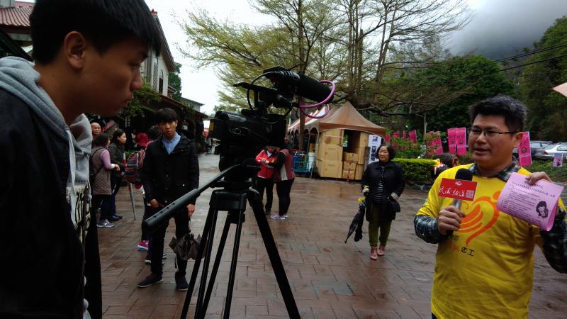 僑光資訊志工楊老師，接受記者採訪時，大力宣傳「集集數位機會中心第十屆母親節數位卡片比賽」，歡迎學童們一同參與。