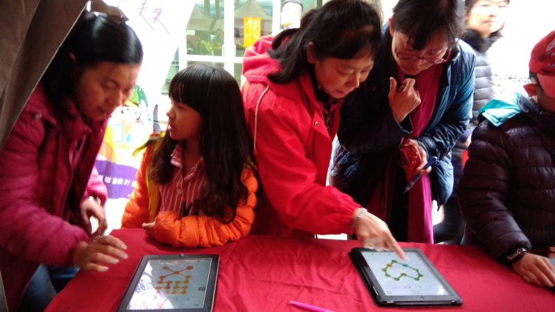 遊客們開心地使用平板體驗，達到數位推廣之目的。
