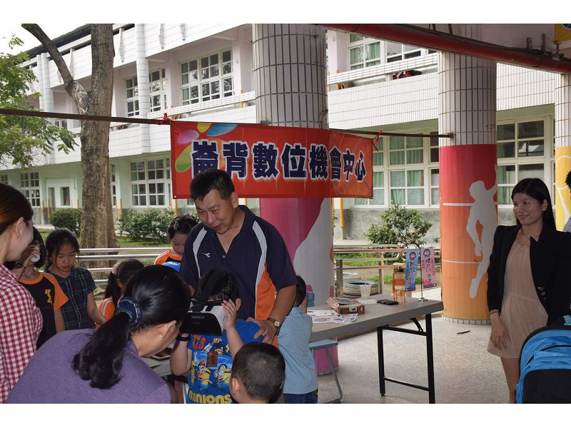 親子一起體驗3D畫面。