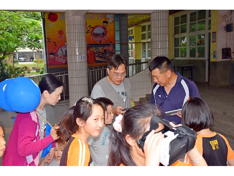 攤位現場人員聚集。