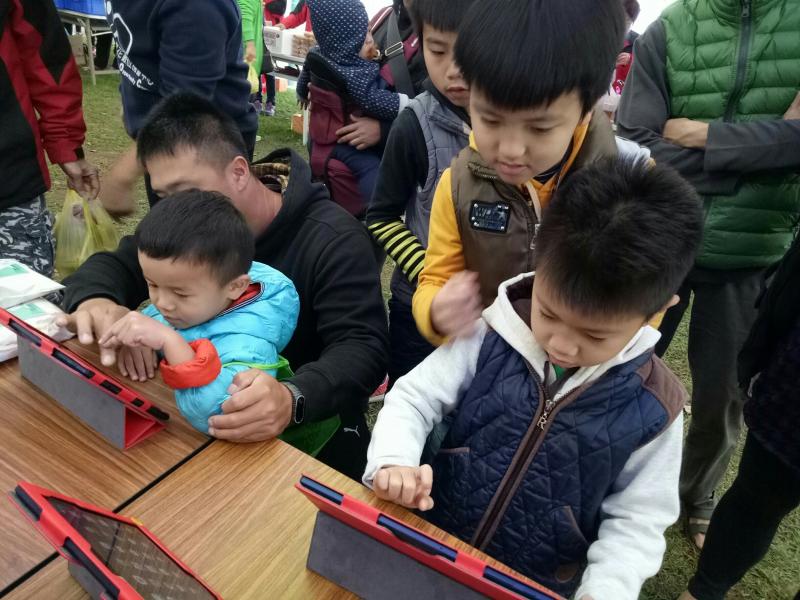 小朋友體驗平板電腦