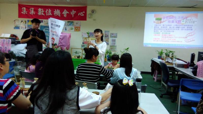 張杏慧老師認真說明種子如何取得及盆栽種植注意事項