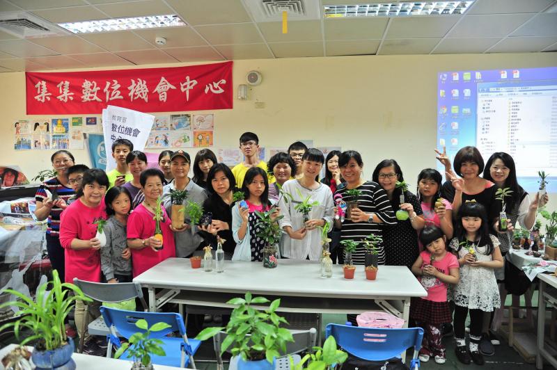 學習愛地球及美化環境之推廣活動，大家開心學習後不忘來張大合照囉~