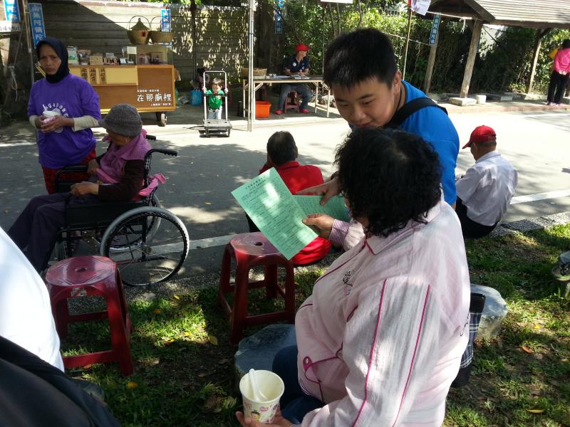 向民眾細心介紹課程特色