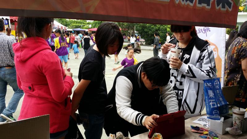 校慶當天，DOC也進行宣傳推廣活動，準備平板讓民眾體驗