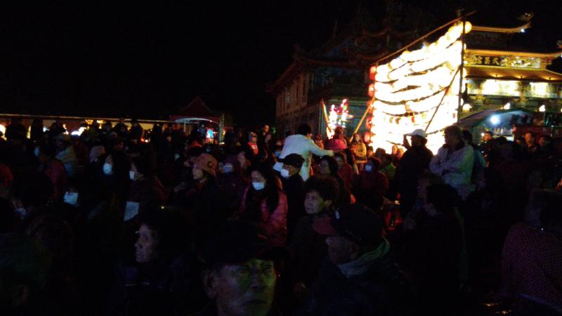 陳昭煜主委上台鄉親學童踴躍參加第十屆創意數位卡片，尤其本年度擴大舉辦之數位卡片感恩活動頒獎典禮回顧與心得分享。