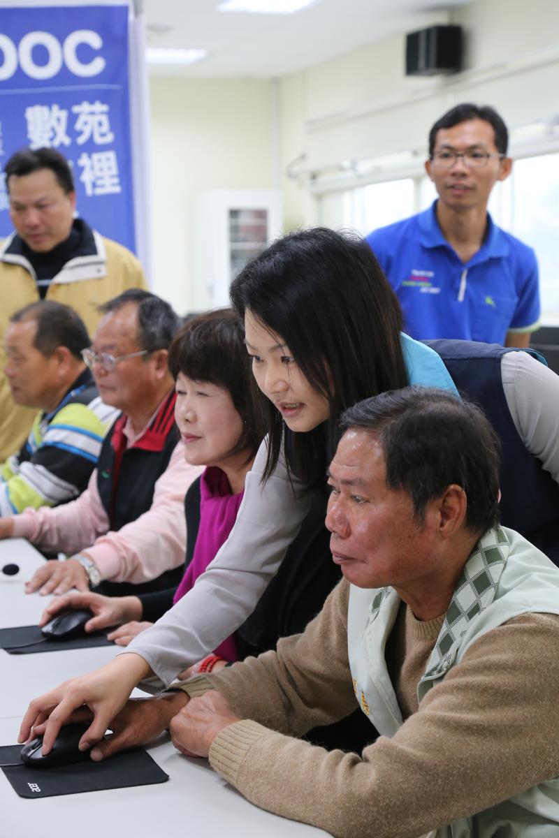 教導民眾如何使用電腦