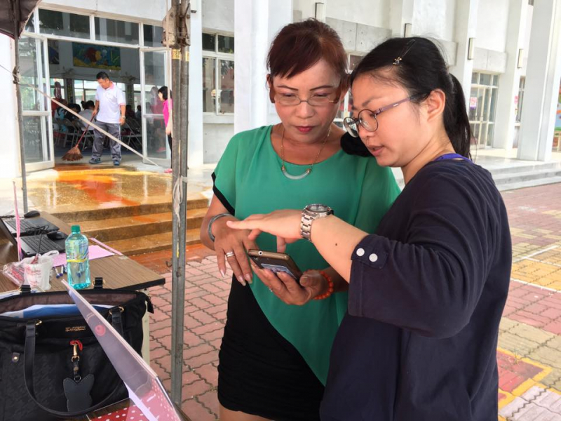 學員詢問講師如何使用APP。