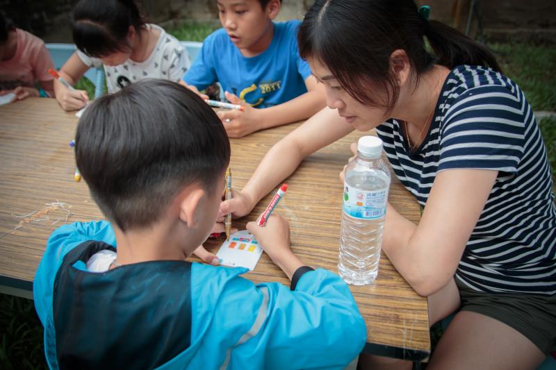 家長和小孩一起開心體驗