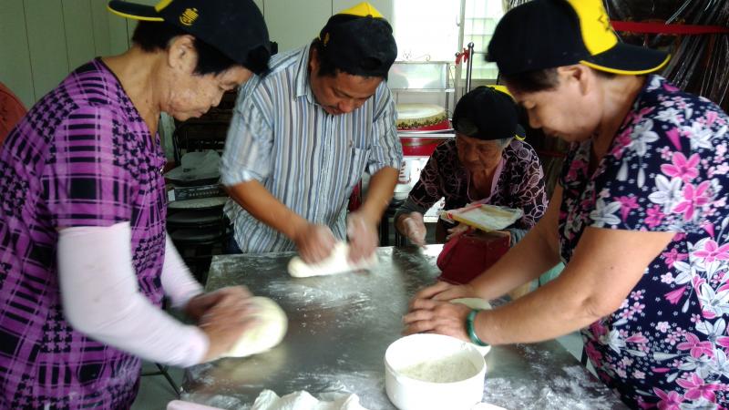 看社區婆婆媽媽們用心認真製作包子饅頭的表情，如此用心口感應該不賴，這包子饅頭只要你品嘗一口，絕對會一口接一口細爵慢嚥，品出幸福好滋味。