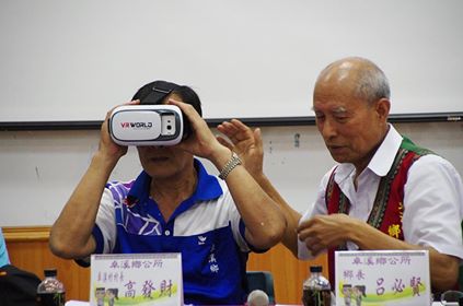 民眾帶起VR眼罩，體驗虛擬實境的感受
