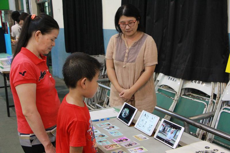 小朋友也學習使用平板觀看作品