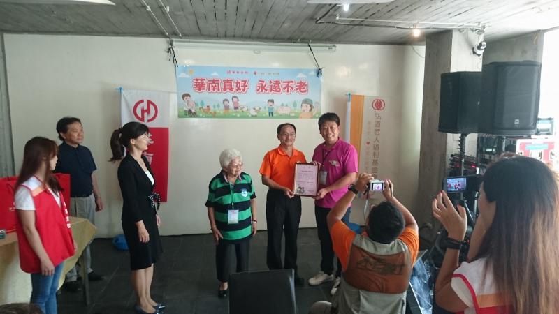 社區長輩拍照中