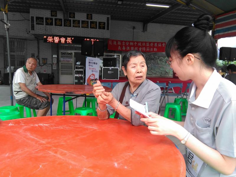 與慈濟科大護理志工隊聯合服務