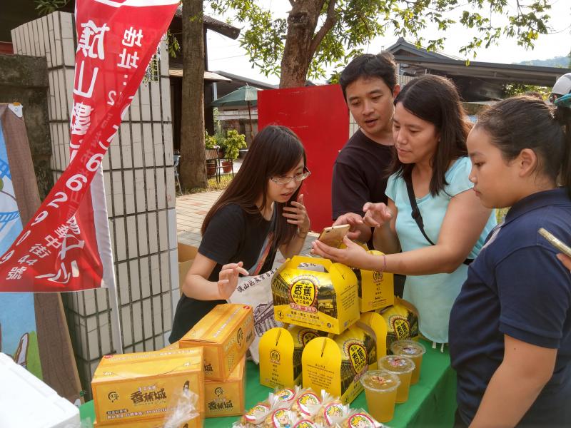 一起參與活動 送紀念品