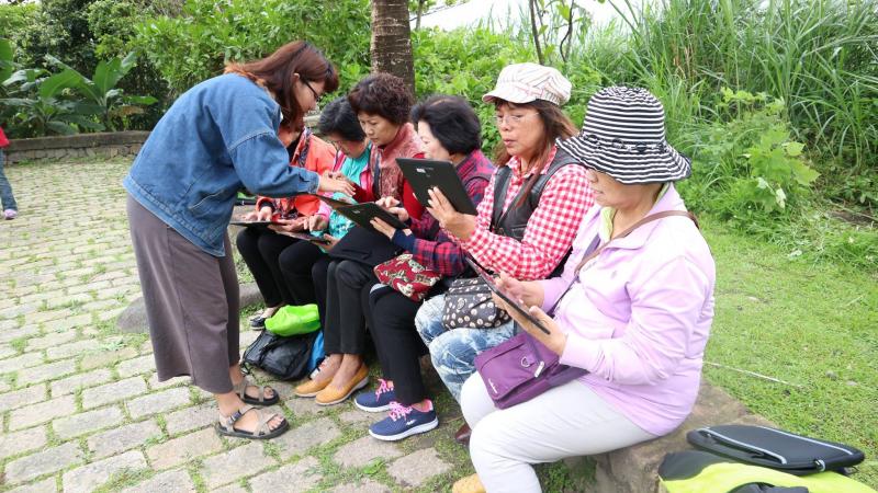 縮短數位距離 增添生活色彩-封面照