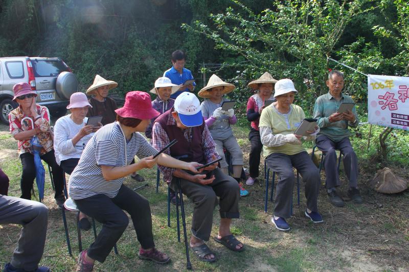 眾人體驗平板使用