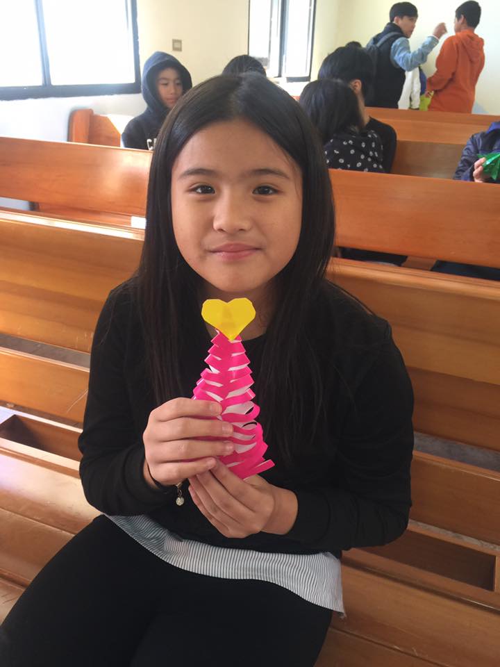 手拿著聖誕節作品