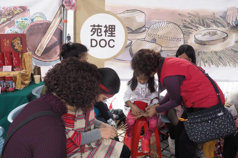 認真編織自己的作品