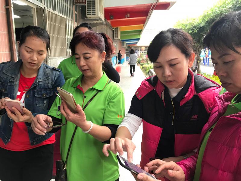 民眾拍照打卡上傳粉絲頁，宣傳粉磚內容，隨時可得到資訊。