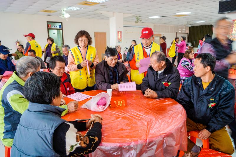 農會人員發宣傳單