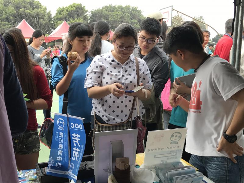 許多民眾前往攤位來詢問，進一步的瞭解。