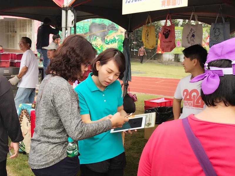 教民眾使用平板，簡易學習。