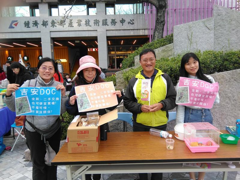 四小時的成績，二手物品幾乎送出完畢，只剩桌上的幾樣，有拿到的學員都很開心，直說未來會利用這些資源更努力學習數位課程。