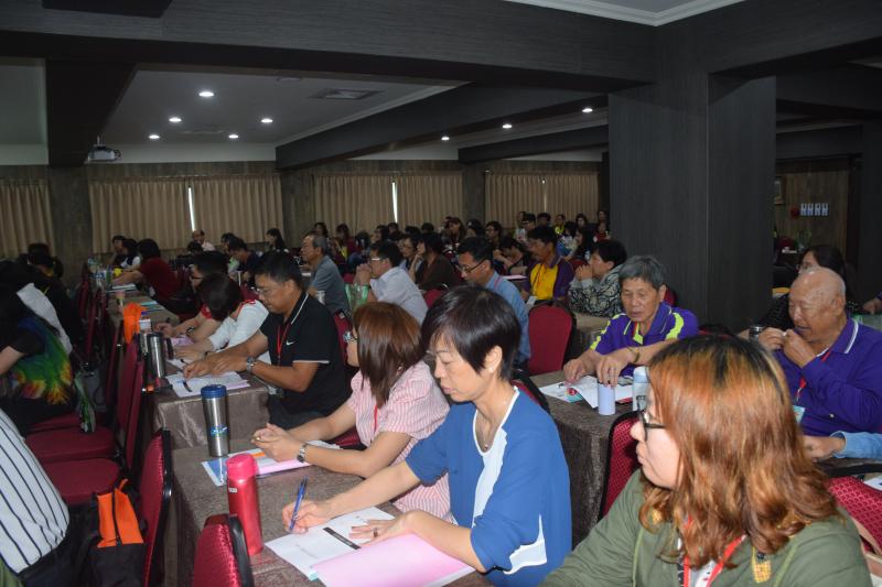 會場參與人員聆聽講座。