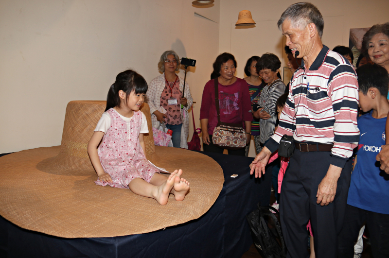 小朋友開心坐在藺草編織的座墊上