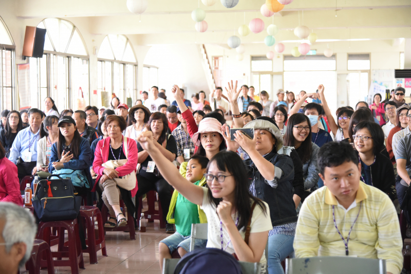 大家開心地舉起手
