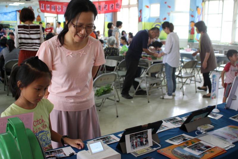 學員學習如何列印照片