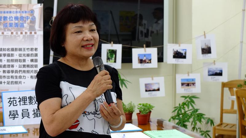 學員學習完數位攝影非常開心，將自己作品沖洗出來，舉辦作品展