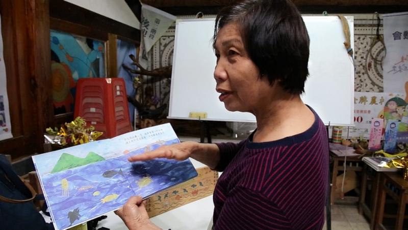 後埤社區居民林素英指著繪本興奮地介紹著