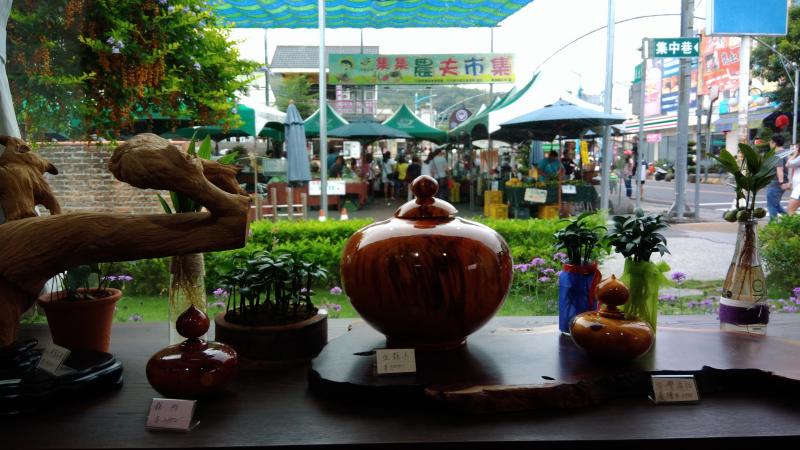 農夫市集旁有個天工藝術坊，更有著集集國中退休郭老師的收藏，旁邊的小花園小而美讓人放鬆休閒的好地方。