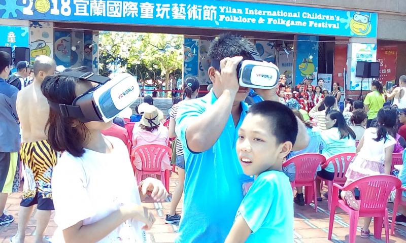 遊客在DOC的攤位上體驗VR設備2