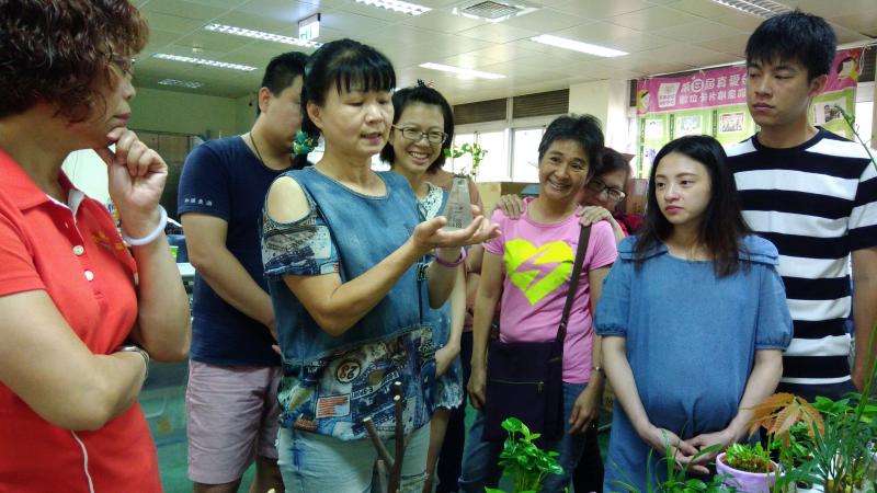 張老師認真說明每項種子的特性與照顧注意事項,大家都仔細觀察學習,你看看大家的表情就知道,對種子盆栽之興趣滿滿。