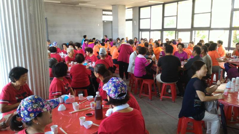淨灘結束後，大家圍著桌子吃合菜