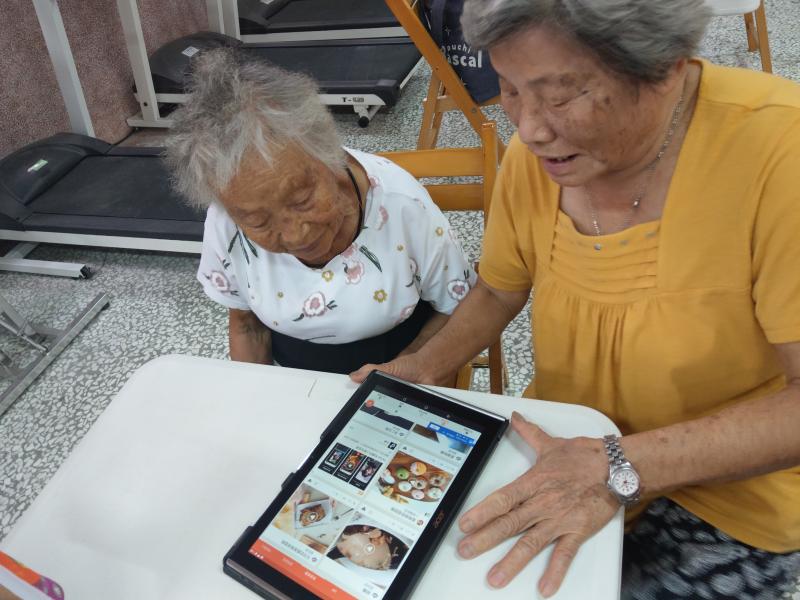 長者們對於來上烘焙課又能透過平板學習到其他菜餚也都非常開心