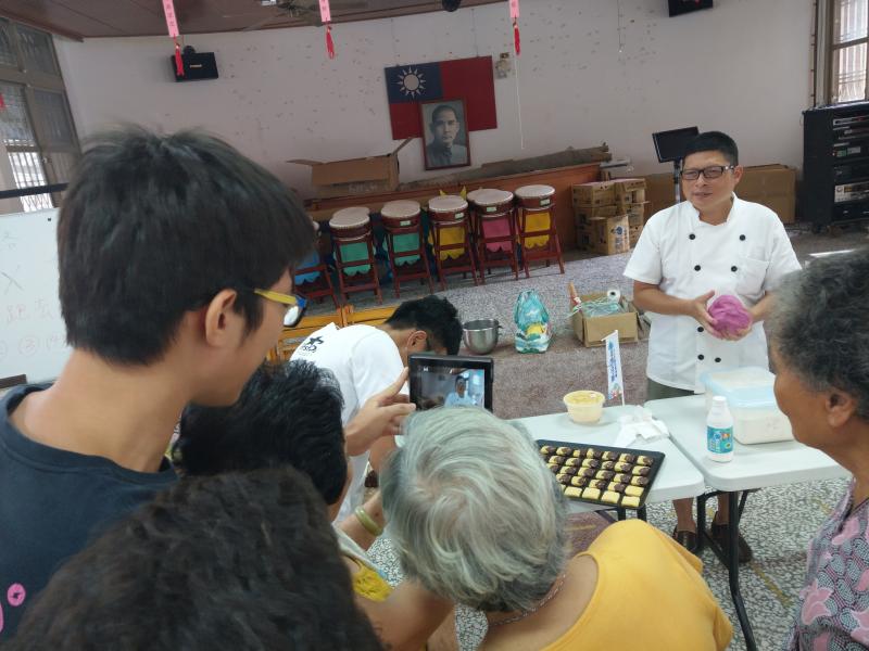 將剛烤好的麵包放在桌上，香氣四逸