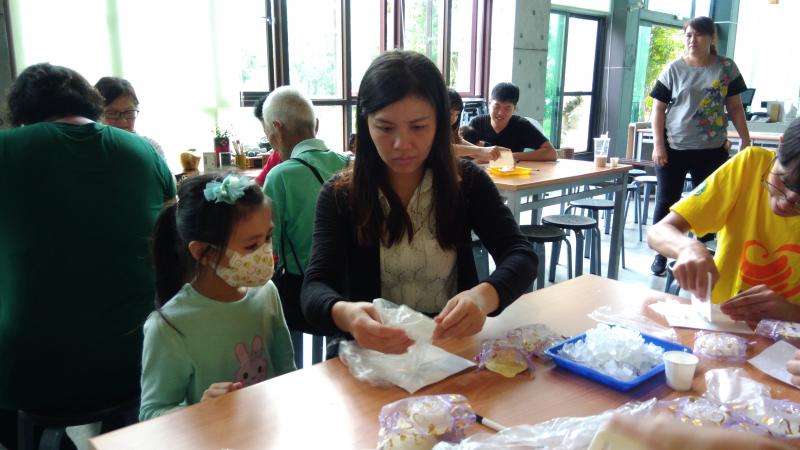 看見賣長滿滿的自家商品及讓遊客體驗左手香香皂/沐浴乳/洗髮清等，隨後在一旁DIY體驗去製作好玩的手工皂，由服務人員解說帶領一個一個步驟完成。