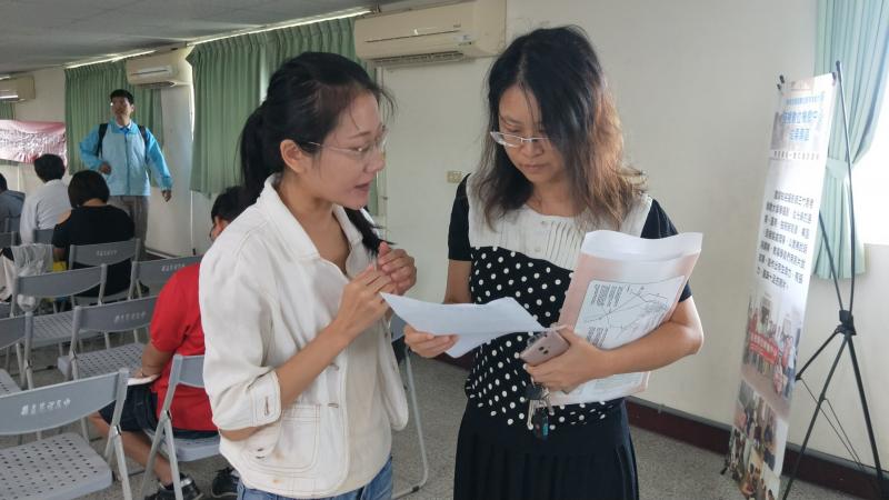 幫民眾詳細介紹課程內容