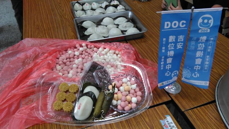 學員一起製作社區的特色食品
