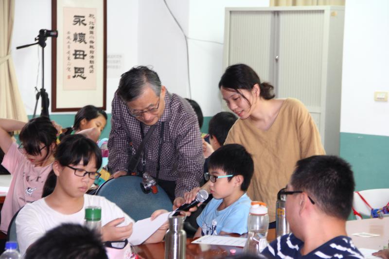 講師協助學員操作