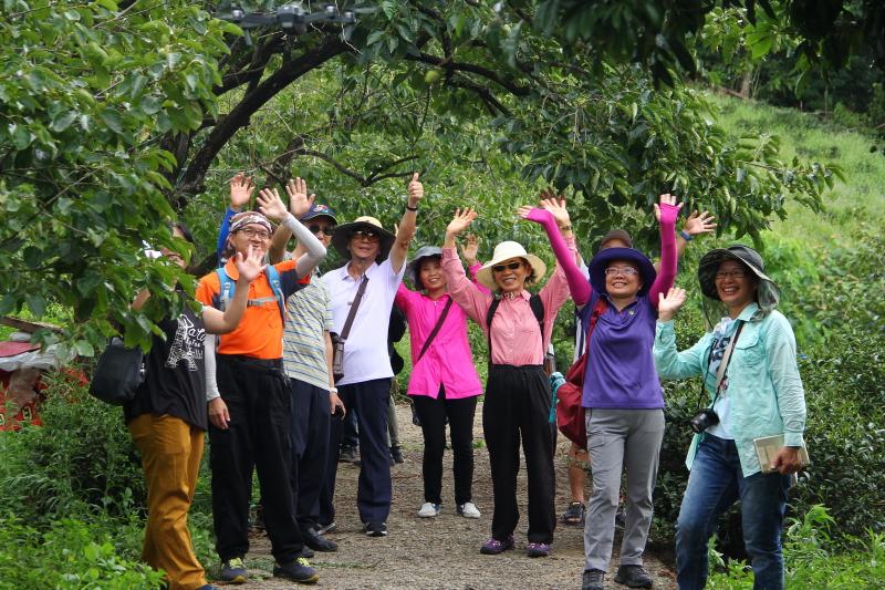 對著空拍機揮揮手