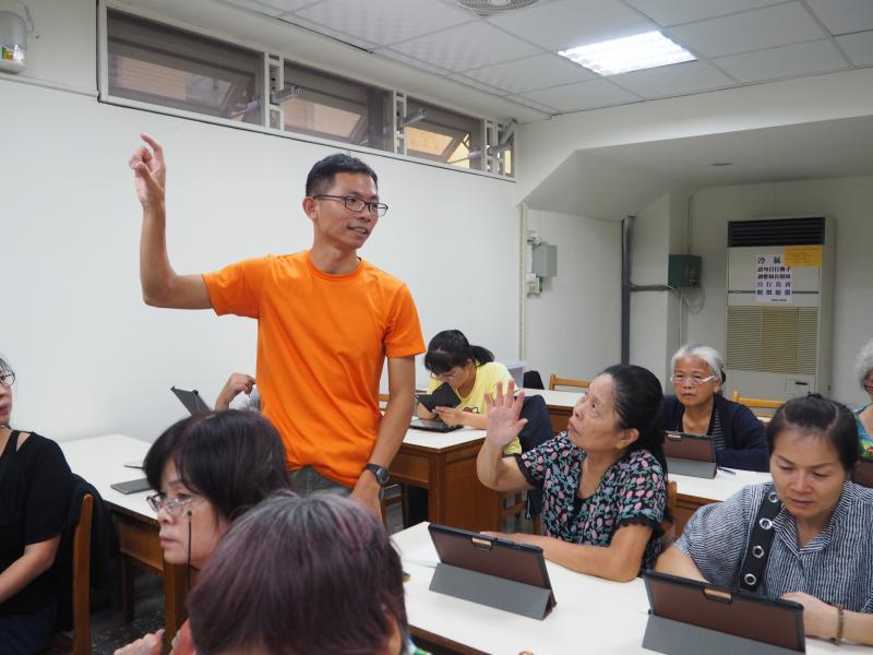 智國老師積極講課