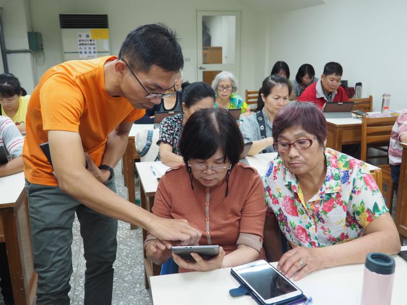 教導學員使用平板，下載實用的 APP