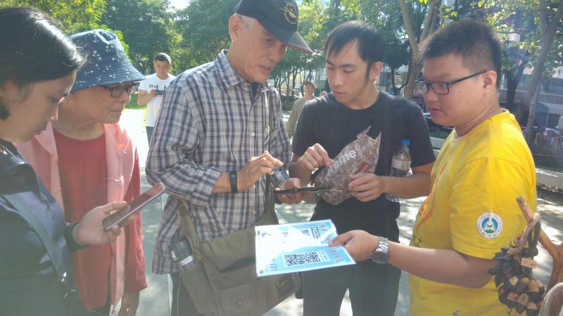 工作夥伴盡忠職守,不斷邀約民眾來體驗平板,或看看集集的美好,更不容許錯過我們打卡按讚。