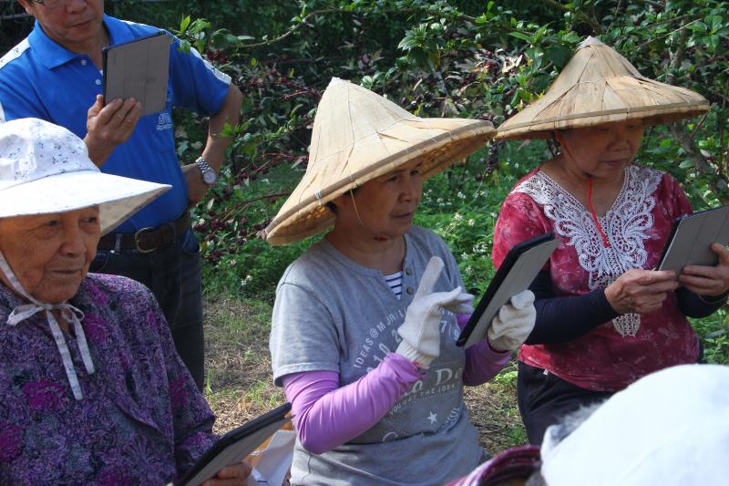 民眾體驗試用資訊平板